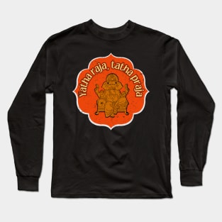 Yatha raja, tatha praja, old Hindu Sanskrit text with the symbol of a Hindu deity Long Sleeve T-Shirt